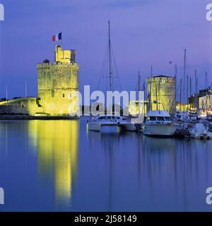 Le vieux port avec les tours Tour de la chaine et St Nicolas illuminé au crépuscule, la Rochelle, Nouvelle Aquitaine, Côte Atlantique, France, Europe Banque D'Images