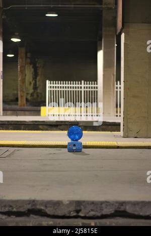 Une lumière bleu vif placée sur la plate-forme des trains publics comme un signal. Banque D'Images