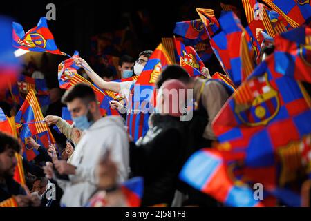 BARCELONE - APR 19 : les supporters brandient des drapeaux lors du match Euroligue des compagnies aériennes turques entre le FC Barcelone et le FC Bayern Munchen au Palau Blaugrana Banque D'Images