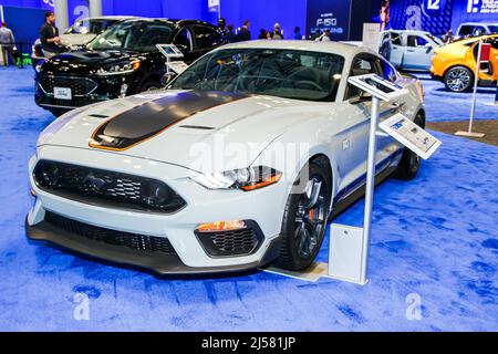 NEW YORK, NY, États-Unis - 13 AVRIL 2022 : Ford Mustang 2022 Mach1 coupé haut de gamme lors de l'exposition NYIAS au Jacobs Javits Centre le jour de la presse 1 Premier spectacle après Banque D'Images