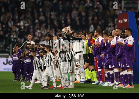 Turin, Italie, le 20th avril 2022. Les joueurs et les officiels font la queue avec des mascottes avant le début du match de Coppa Italia au stade Allianz, à Turin. Le crédit photo devrait se lire: Jonathan Moscrop / Sportimage Banque D'Images