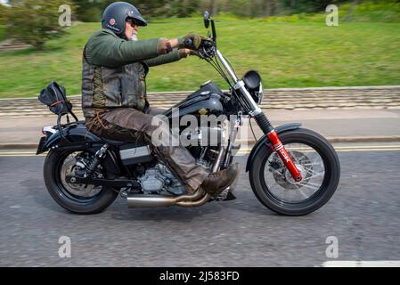 Un cycliste Harley Davidson à barbe grise arrive pour le rassemblement de motos Southend Shakedown 2022 à Southend on Sea, Essex, Royaume-Uni. Taps en cuir Banque D'Images