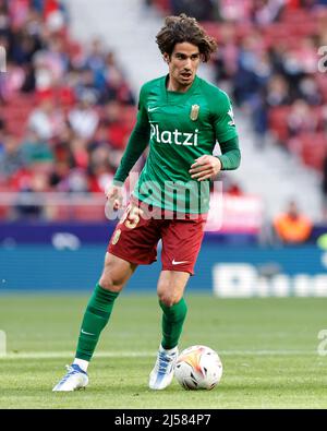 Alex Collado de Grenade CF lors du match de la Liga entre l'Atlético de Madrid et Grenade CF a joué au stade Wanda Metropolitano le 20 avril 2022 à Madrid, Espagne. (Photo par Ruben Albarran / PRESSINPHOTO) Banque D'Images