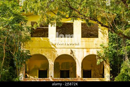 Ancien salon Rotary abandonné dans la forêt nationale d'El Yunque Banque D'Images