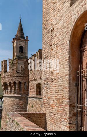 Rocca Sanvitale et le clocher de l'église de Santa Croce di Fontanellato, Parme, Italie Banque D'Images