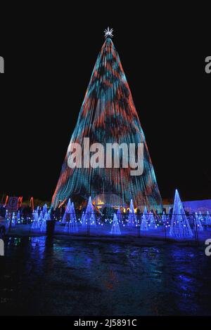 Grande structure avec 100000 ampoules à un spectacle multimédia de sons et de lumières, Laval, province de Québec, Canada Banque D'Images