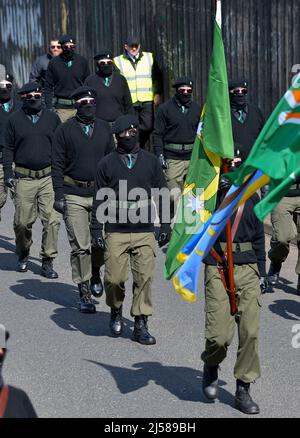 Hommes et femmes masqués en uniforme paramilitaire lors d'un défilé républicain dissident du lundi de Pâques à Derry, Irlande du Nord, le 18 mars 2022. ©George Sweeney / Alamy stock photo Banque D'Images