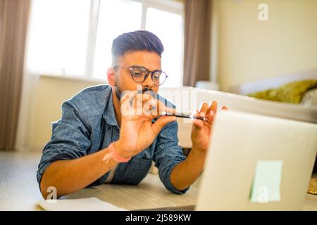 formation de l'homme indien et travail indépendant dans un nouvel appartement Banque D'Images