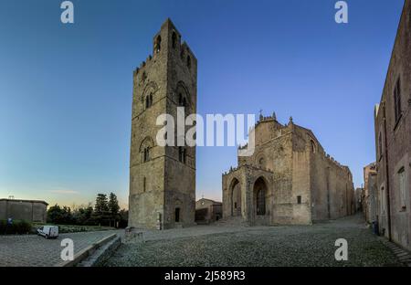 Cathédrale de Chiesa Madre avec clocher, Erice, Sicile, Italie Banque D'Images