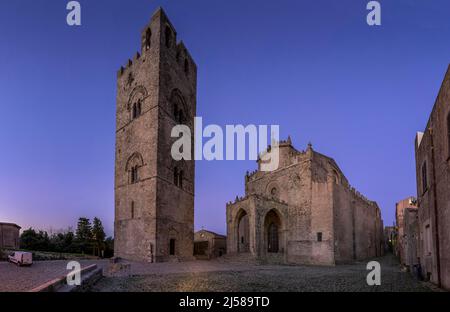 Cathédrale de Chiesa Madre avec clocher, Erice, Sicile, Italie Banque D'Images