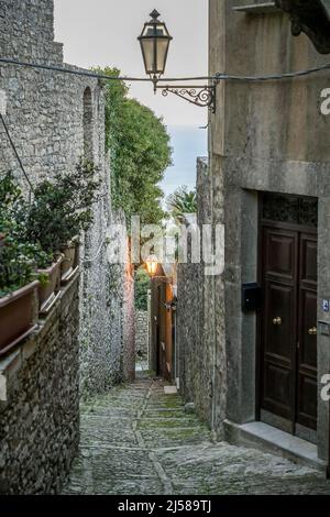 Allée de la vieille ville solitaire, Erice, Sicile, Italie Banque D'Images