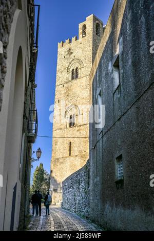 Allée, clocher de la Chiesa Madre, Erice, Sicile, Italie Banque D'Images