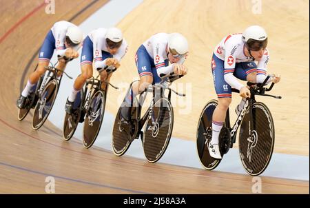 Rhys Britton, Ollie Wood, Ethan Vernon et Charlie Tanfield en Grande-Bretagne, en action pendant la course de l'équipe masculine de cyclisme au cours du jour 1 de la Tissot UCI Track Nations Cup 2022 au vélodrome Sir Chris Hoy, Glasgow. Date de la photo : jeudi 21 avril 2022. Banque D'Images