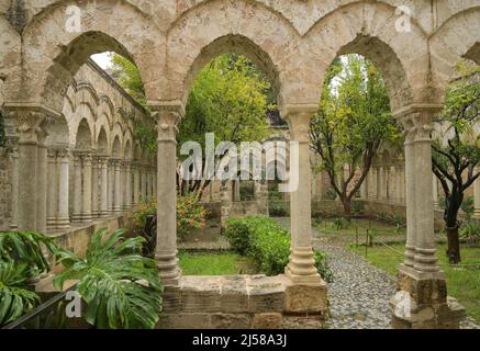 Cloître Chiesa San Giovanni degli Eremiti, Palerme, Sicile, Italie Banque D'Images