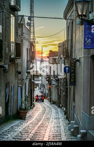 Allée de la vieille ville solitaire, Erice, Sicile, Italie Banque D'Images