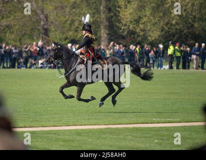 Hyde Park, Londres, Royaume-Uni. 21 avril 2022. La troupe du roi l'artillerie royale de cheval a tiré un fusil Royal Salute de 41 de six canons de campagne de la première Guerre mondiale 13-lider et la bande des gardes écossais exécutent «heureux anniversaire» à Hyde Park le 96th anniversaire de la naissance de sa Majesté la Reine. Crédit : Malcolm Park/Alay Live News. Banque D'Images