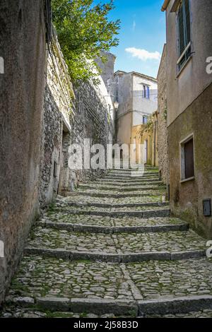 Allée de la vieille ville solitaire, Erice, Sicile, Italie Banque D'Images