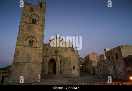 Cathédrale de Chiesa Madre avec clocher, Erice, Sicile, Italie Banque D'Images