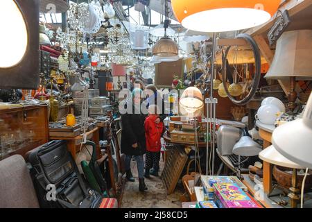 Marché aux puces intérieur à l'Arena, Eichenstrasse, Treptow, Treptow-Koepenick, Berlin, Allemagne Banque D'Images