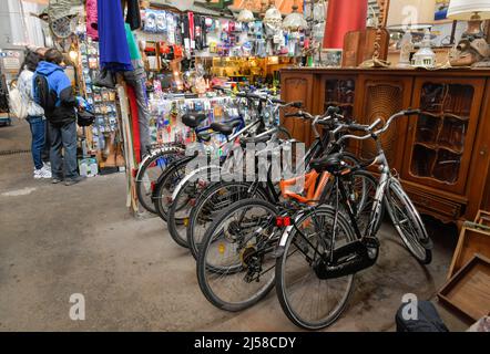 Marché aux puces intérieur à l'Arena, Eichenstrasse, Treptow, Treptow-Koepenick, Berlin, Allemagne Banque D'Images