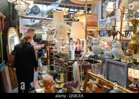 Marché aux puces intérieur à l'Arena, Eichenstrasse, Treptow, Treptow-Koepenick, Berlin, Allemagne Banque D'Images