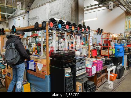 Marché aux puces intérieur à l'Arena, Eichenstrasse, Treptow, Treptow-Koepenick, Berlin, Allemagne Banque D'Images