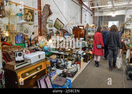 Marché aux puces intérieur à l'Arena, Eichenstrasse, Treptow, Treptow-Koepenick, Berlin, Allemagne Banque D'Images