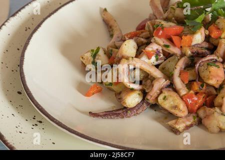 gros plan d'une salade de calamars à l'ail Banque D'Images