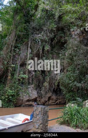 Entrée à la rivière souterraine de la grotte indienne, Vinales, Pinar del Rio, Cuba. Banque D'Images