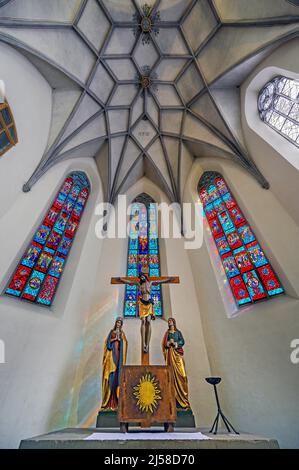 Hauptaltar und farbige Fenster, Katolische Stadtpfarrkirche St. Martin, Leutkirch, Allgaeu, Bade-Wurtemberg, Allemagne Banque D'Images