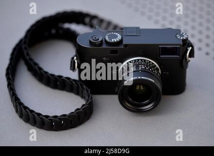 Studioaufnahme Leica M10 Monochrome, schwarz verchromt (2019), mit Sonderédition Summicron-M 2, 0 28 ASPH schwarz matt lackiert (2022) Banque D'Images