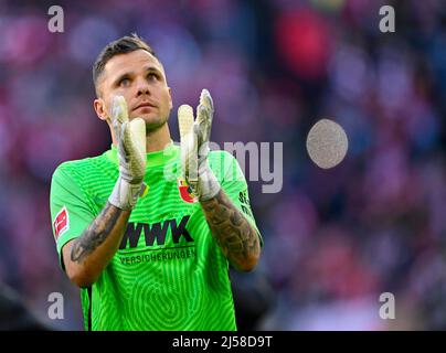 Torwart Rafal Gikiewicz FC Augsburg FCA (01), spendet mitgereisten fans Beifall, Geste, Allianz Arena, Muenchen, Bayern, Allemagne Banque D'Images