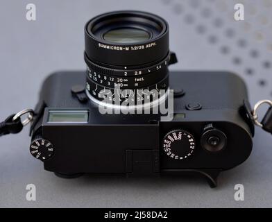 Studioaufnahme Leica M10 Monochrome, schwarz verchromt (2019), mit Sonderédition Summicron-M 2, 0 28 ASPH schwarz matt lackiert (2022) Banque D'Images