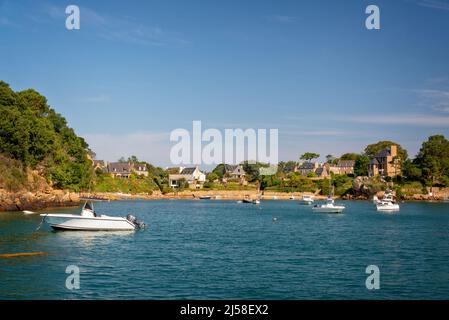 Port Clos à marée haute sur l'île de Bréhat dans les Côtes d'Armor, Bretagne, France Banque D'Images