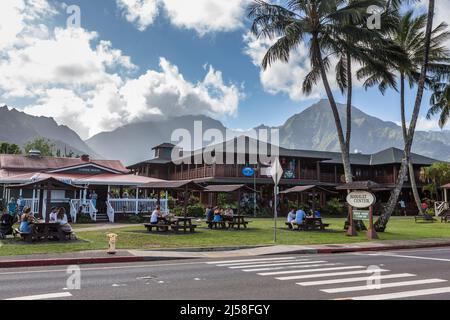 Restaurants et boutiques touristiques dans un centre commercial à Hanalei, Kauai, Hawaii. Les visiteurs mangent à l'extérieur sur les tables de pique-nique. Banque D'Images