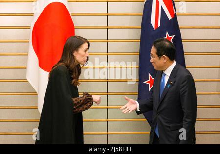 Tokyo, Japon. 21st avril 2022. Le Premier ministre néo-zélandais Jacinda Ardern (L) rencontre son homologue japonais Fumio Kishida à la résidence officielle de ce dernier à Tokyo. Ardern est arrivé au Japon le 20 avril 2022 pour une visite de quatre jours au Japon. Crédit : SOPA Images Limited/Alamy Live News Banque D'Images
