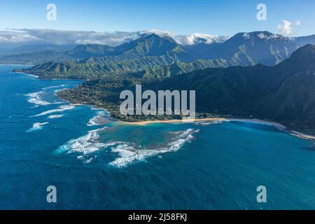 Le récif de Makua, la plage de tunnels et le parc de la plage de Haena sur la rive nord de Kauai, Hawaï. Banque D'Images