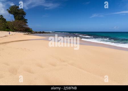 Un homme et une femme sur Haena Beach sur l'île de Kauai, Hawaii, États-Unis. Banque D'Images