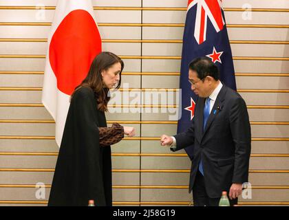 Tokyo, Japon. 21st avril 2022. Le Premier ministre néo-zélandais Jacinda Ardern (L) rencontre son homologue japonais Fumio Kishida à la résidence officielle de ce dernier à Tokyo. Ardern est arrivé au Japon le 20 avril 2022 pour une visite de quatre jours au Japon. (Photo de Kimimasa Mayama/POOL/SOPA Images/Sipa USA) crédit: SIPA USA/Alay Live News Banque D'Images