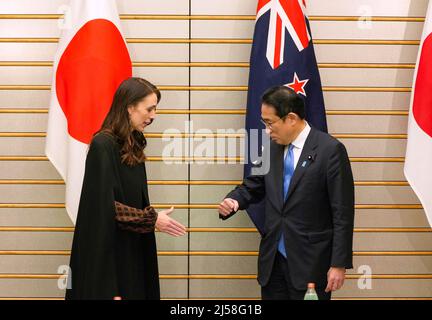 Tokyo, Japon. 21st avril 2022. Le Premier ministre néo-zélandais Jacinda Ardern (L) rencontre son homologue japonais Fumio Kishida à la résidence officielle de ce dernier à Tokyo. Ardern est arrivé au Japon le 20 avril 2022 pour une visite de quatre jours au Japon. (Photo de Kimimasa Mayama/POOL/SOPA Images/Sipa USA) crédit: SIPA USA/Alay Live News Banque D'Images