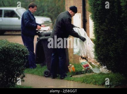 Photo du dossier datée du 10/12 /94 de la police qui cherche des indices sur le domaine Welland, Peterborough, à la suite du meurtre de Rikki Neave, six ans. James Watson a été reconnu coupable par un verdict majoritaire à Old Bailey, Londres, du meurtre de Rikki, six ans, qui a été trouvé étranglé dans les bois il y a 25 ans, alors que le défendeur était un garçon de 13 ans. Date de publication : jeudi 21 avril 2022. Banque D'Images