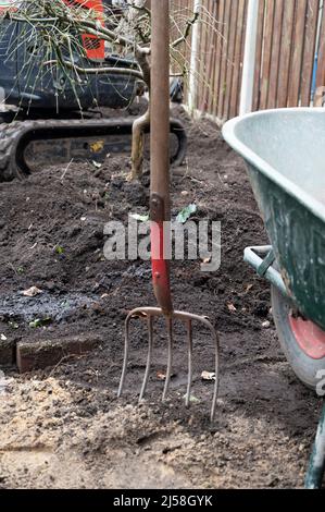 Jardin ou arrière-cour entièrement rénové par des professionnels au printemps, travaux de jardin Banque D'Images