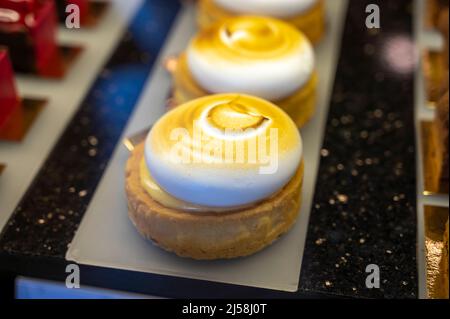 Desserts autrichiens, différents types de gâteaux au chocolat et aux fruits exposés dans un café de Vienne. Banque D'Images