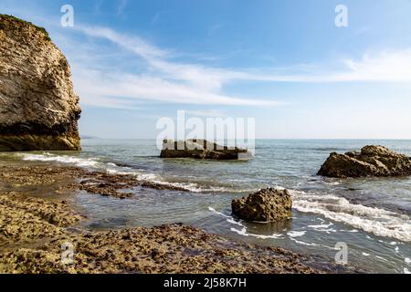 La plage Rocky à Freshwater Bay, à Low Tide Banque D'Images