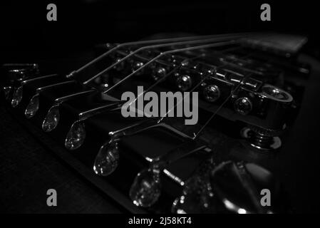 Pont et selle de guitare électrique à six cordes. Banque D'Images