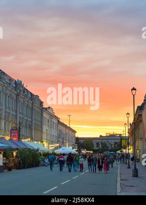 KIEV, UKRAINE - 14 JUIN, 2021: Les gens walkig par la rue de la vieille ville de Kiev au coucher du soleil.Podol est la partie historique de Kiev Banque D'Images