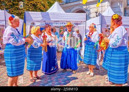 DNIPRO, UKRAINE - 24 AOÛT 2021: Groupe musical folklorique dans la Foire de vacances, en raison du jour de l'indépendance, le 24 août à Dnipro Banque D'Images