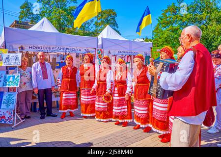 DNIPRO, UKRAINE - 24 AOÛT 2021 : spectacle de groupes musicaux folkloriques sur la foire des fêtes, le 24 août à Dnipro Banque D'Images