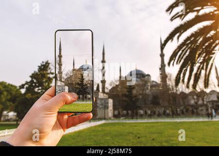 Utilisation d'un appareil photo de téléphone portable pour prendre des photos de la Mosquée bleue, Sultanahmet à Istanbul, Turquie Banque D'Images
