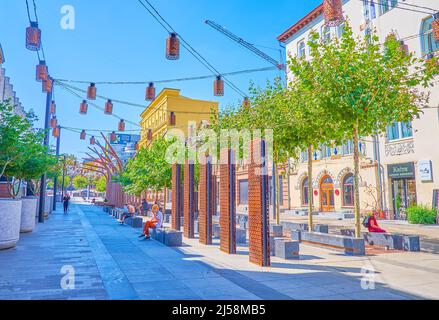 DNIPRO, UKRAINE - 24 AOÛT 2021 : détendez-vous sur l'un des bancs de l'agréable rue Korolenko avec installations métalliques, le 24 août à Dnipro Banque D'Images